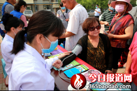 求是義工兩成員花園南里社區(qū)為老兵理發(fā)558.png