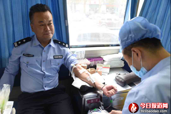 (定稿)滾滾熱血彰顯鐵警柔情——哈市公安機(jī)關(guān)組織開(kāi)展無(wú)償獻(xiàn)血活動(dòng)604.png