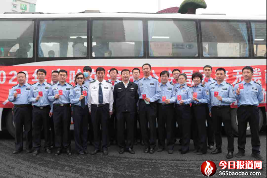 (定稿)滾滾熱血彰顯鐵警柔情——哈市公安機(jī)關(guān)組織開(kāi)展無(wú)償獻(xiàn)血活動(dòng)343.png