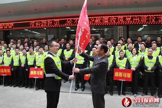 聯(lián)社監(jiān)事長邵世林向清收隊員授旗.jpg