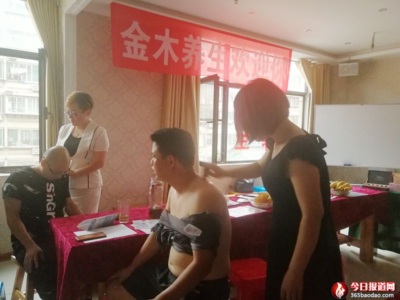 現(xiàn)場讓參會者感受金木產品的效果.jpg