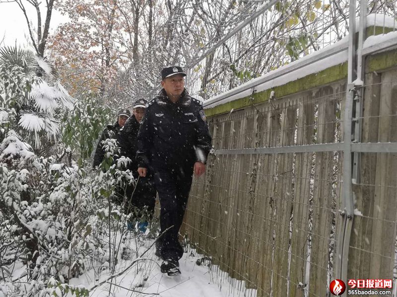 長(zhǎng)沙南所冒雪巡線.jpg