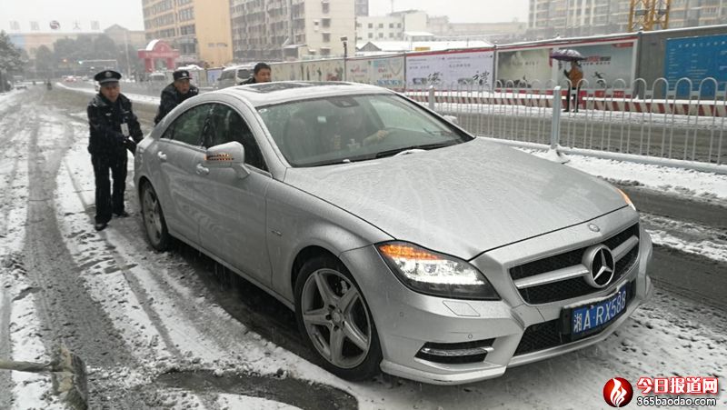 長(zhǎng)沙鐵路公安處看守所民警推拋錨車輛.jpg