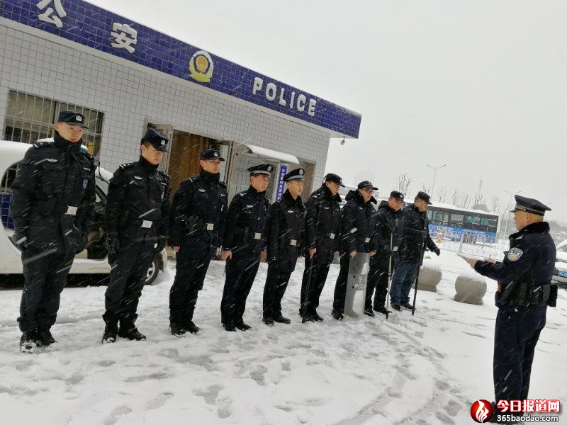湘潭站派出所民警雪中點(diǎn)名上崗.jpg