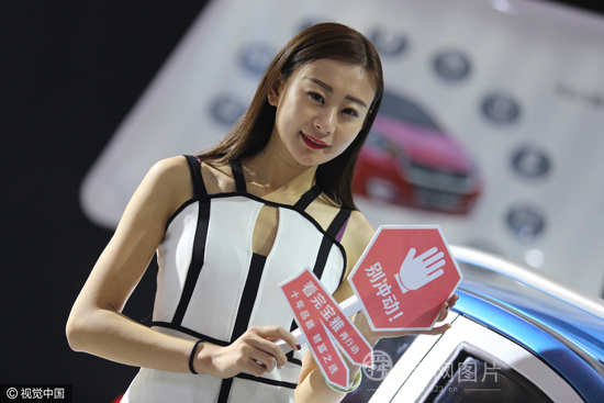 濟(jì)南舉辦新能源電動(dòng)汽車展會 模特不顧寒冷低胸秀長腿