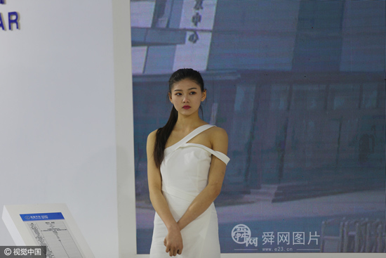 濟(jì)南舉辦新能源電動(dòng)汽車展會 模特不顧寒冷低胸秀長腿