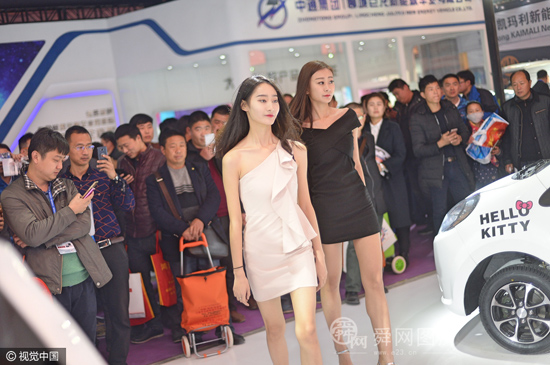濟(jì)南舉辦新能源電動(dòng)汽車展會 模特不顧寒冷低胸秀長腿