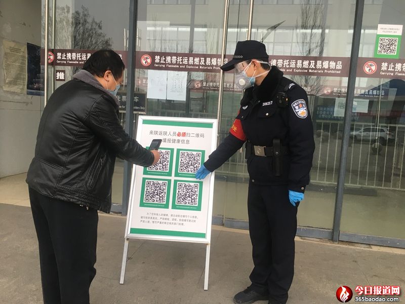 民警楊飛為旅客進(jìn)行掃碼說明.jpg