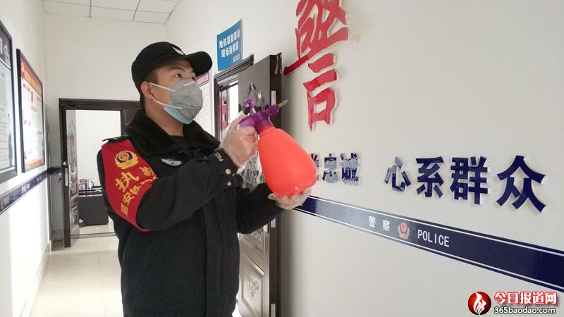 民警范文俊對(duì)辦公場(chǎng)所進(jìn)行消毒.jpg