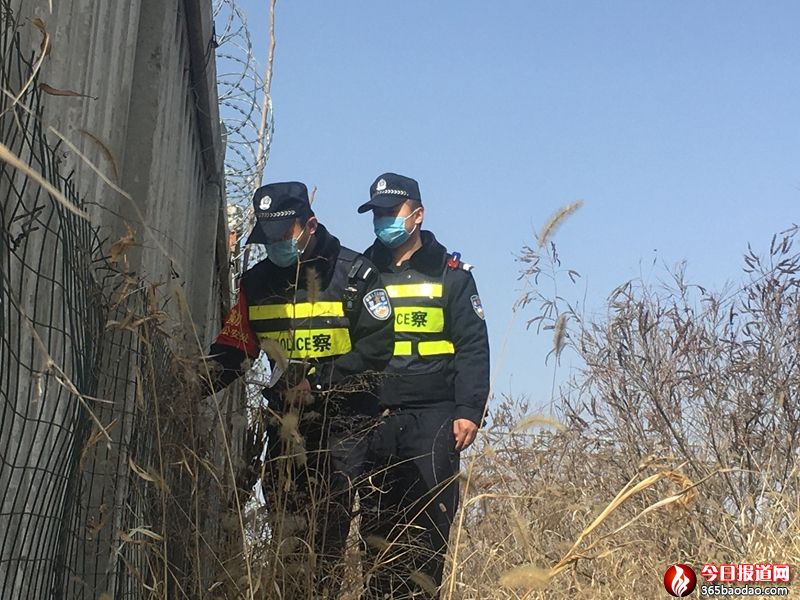 民警賀祥開展鐵路線路巡查.jpg