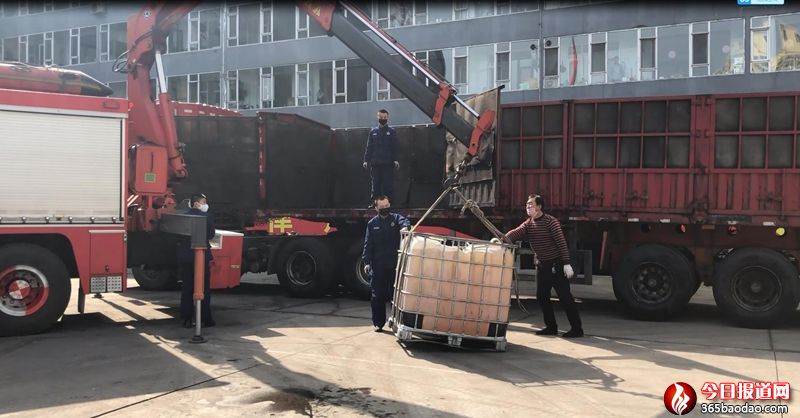 送消毒液1.jpg