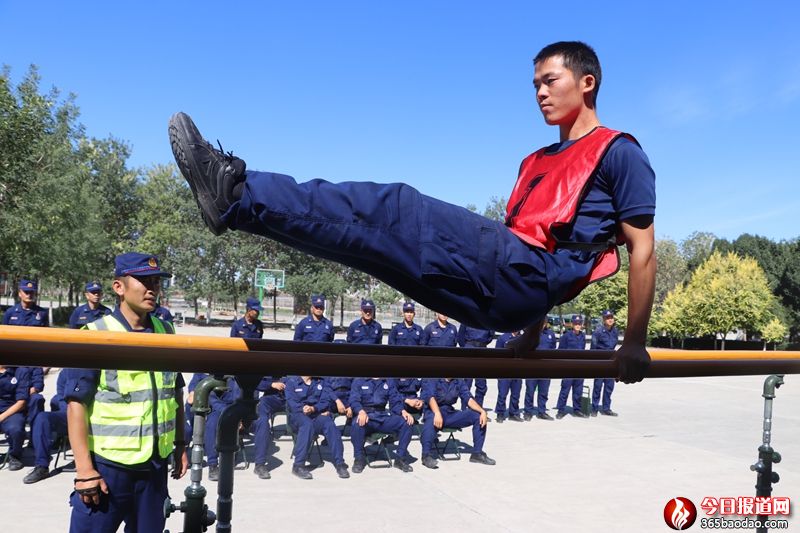 6-隊員正在進行雙杠競賽.jpg