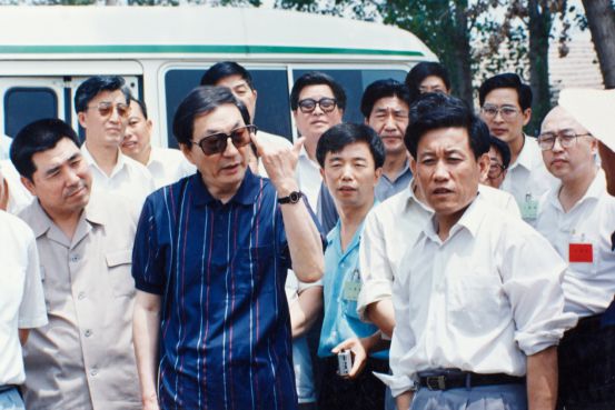 朱镕基在周口考察調(diào)研考察糧棉主產(chǎn)區(qū)農(nóng)業(yè)種植紀(jì)實477_副本.jpg