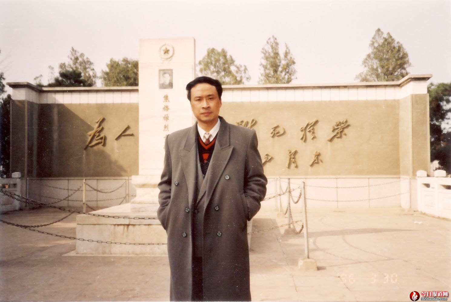 圖30作者在焦裕祿烈土墓前留影.jpg