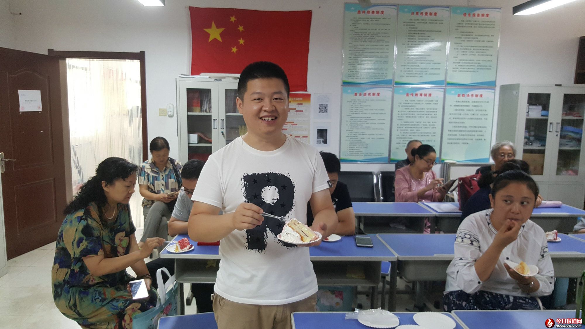 河南省鄭州市金水區(qū)東風路街道文北社區(qū)黨支部 慶“七一”黨員政治生日會新聞報道圖片 (2).jpg