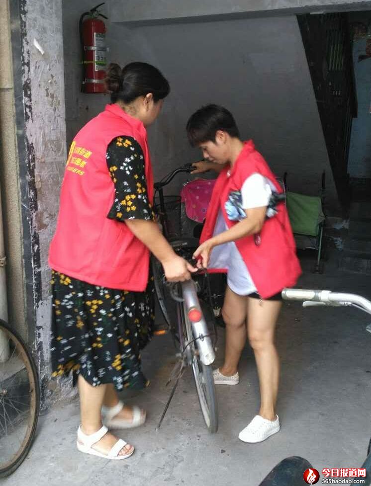 河南省鄭州市金水區(qū)東風路街道文北社區(qū)黨支部“安全排查 消除隱患”照片_副本.jpg